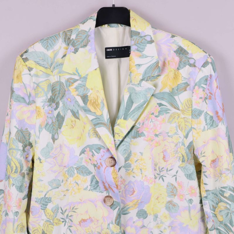 Kavaj med klassisk krage, tre knappar och mönstrat tyg