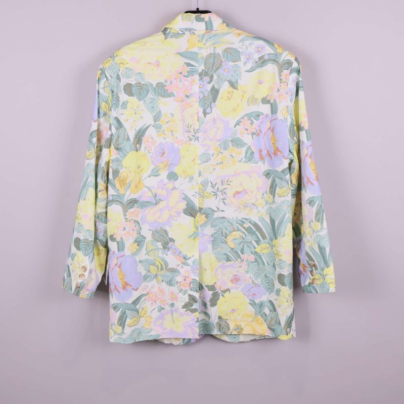 Baksida av blommig kavaj med pastellmönster