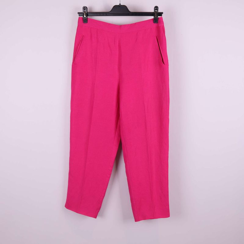 Byxorna upphängda framifrån mot ljus bakgrund