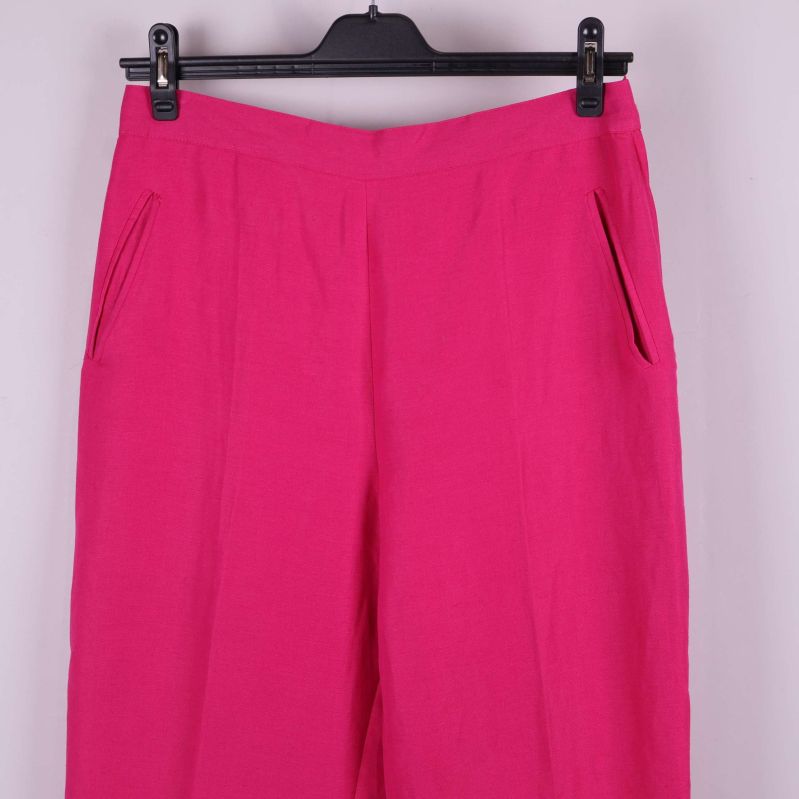 Närbild på byxornas övre del med fickor