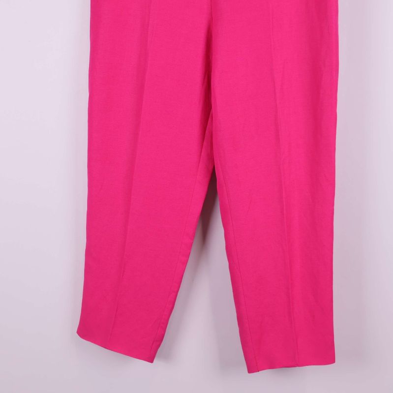 Närbild på byxbenet och fållen