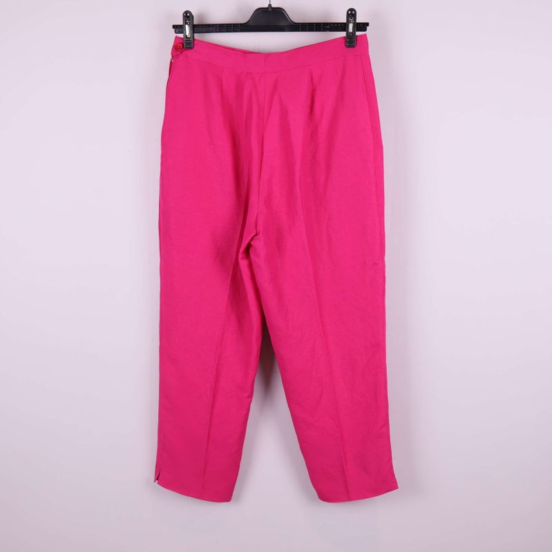 Byxorna fotograferade bakifrån mot ljus bakgrund