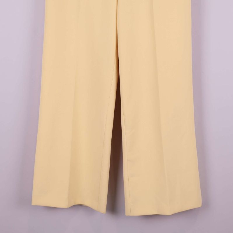 Nederdel av vida byxben i ljusgult tyg