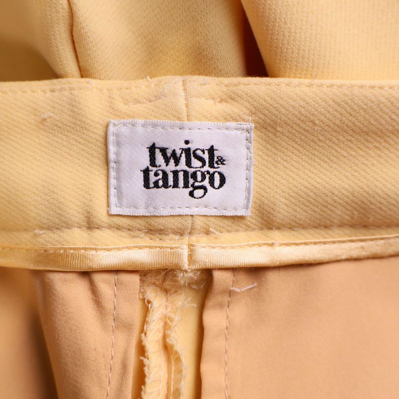 Närbild på Twist & Tango-märkesetikett inuti byxan