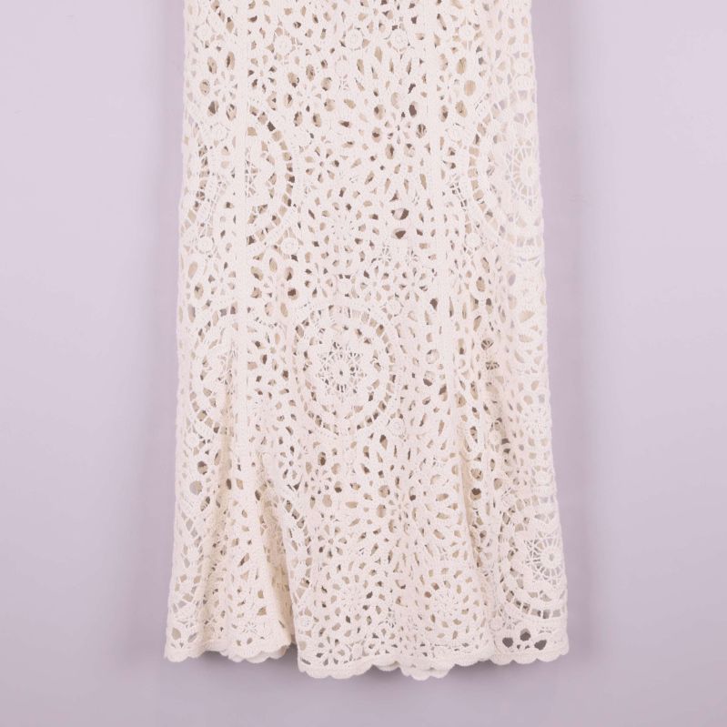 Nederdelen och kant av krämvit virkad kjol