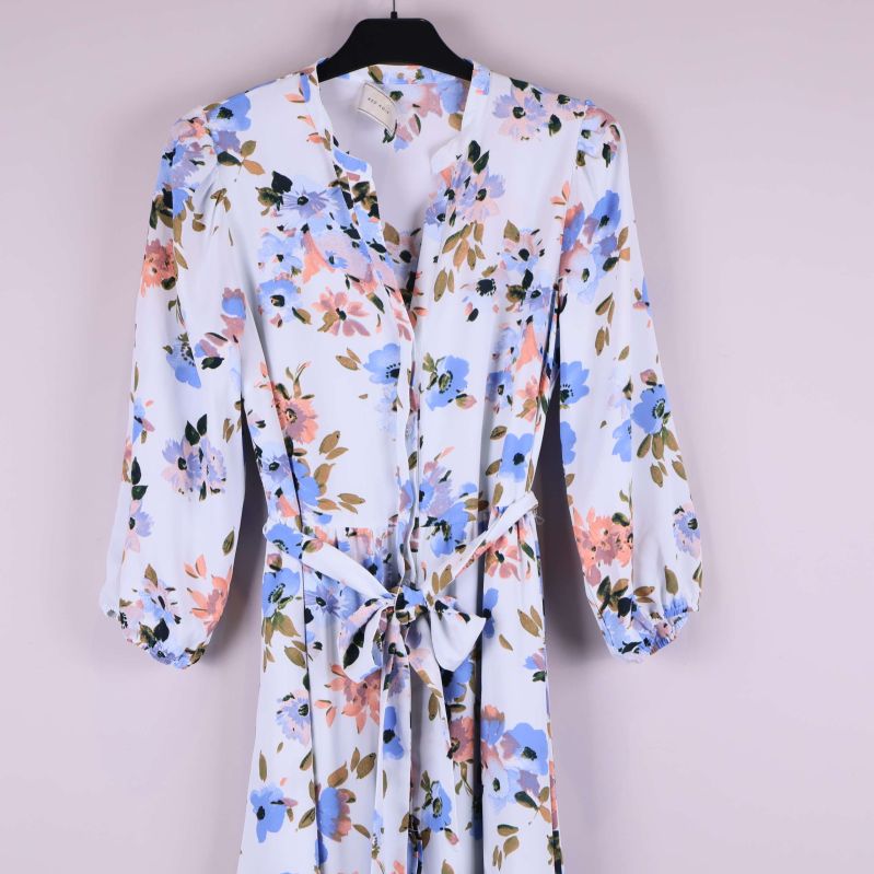 Övre del av klänning med knytskärp och ballongärmar