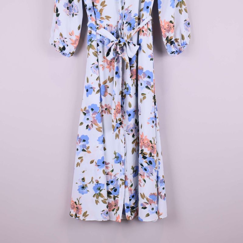 Nedre del av klänning med knytskärp och blommigt tyg