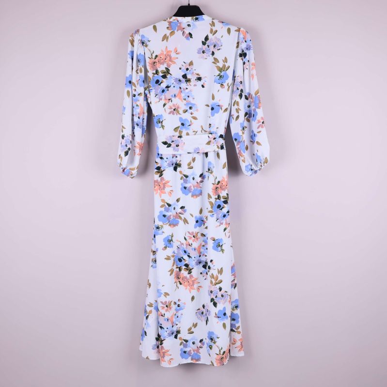 Baksida av blommig midiklänning med markerad midja