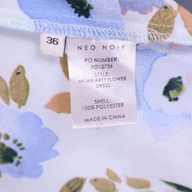 Storlek och materialinfo, etikett på blommigt tyg