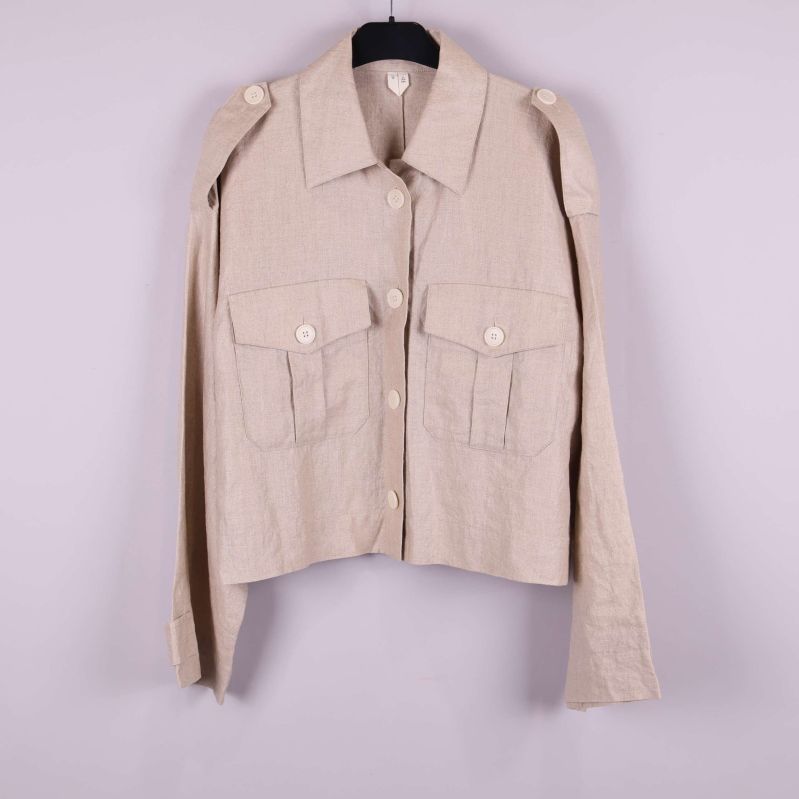 Kort beige jacka med stora bröstfickor fram