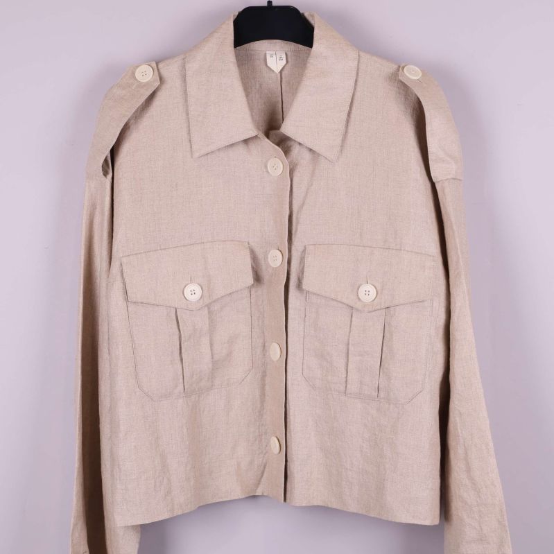 Beige jacka med stora fickor och krage framifrån