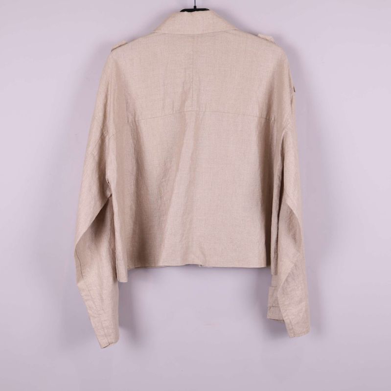 Baksidan på kort beige jacka med lång ärm