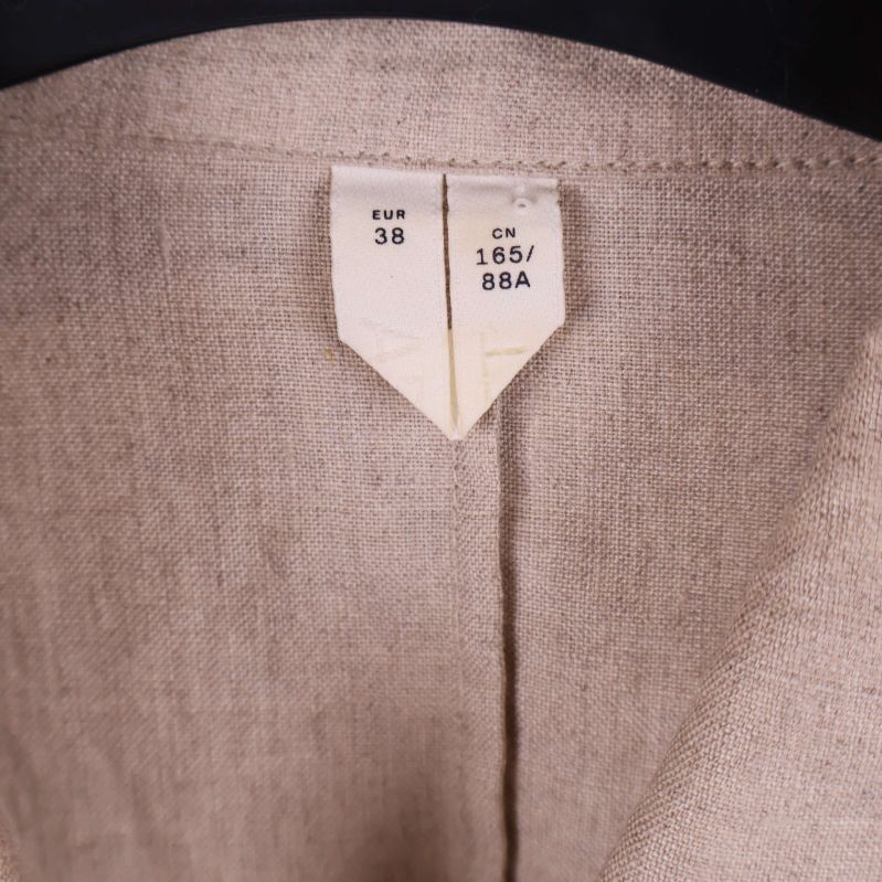 Storleksetikett med EUR 38 och beige tyg