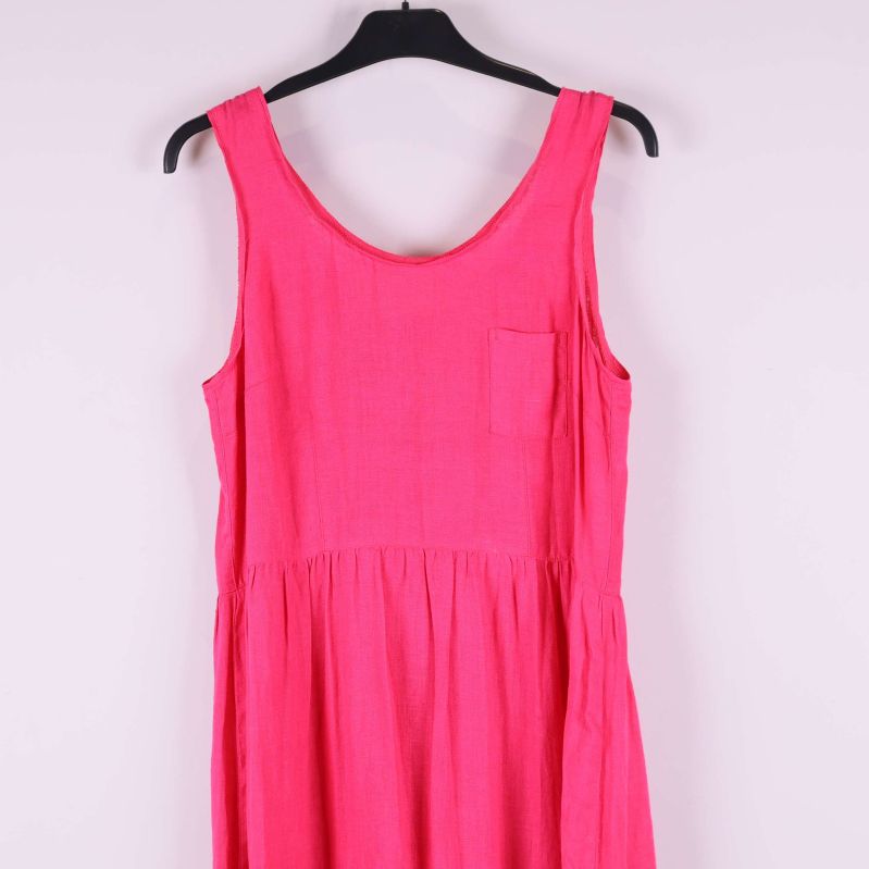 Övre delen av rosa linneklänning med bröstficka och rund hals