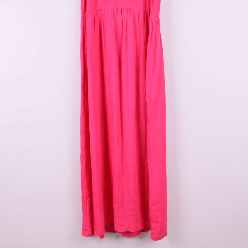 Närbild på nederdelen av lång rosa klänning