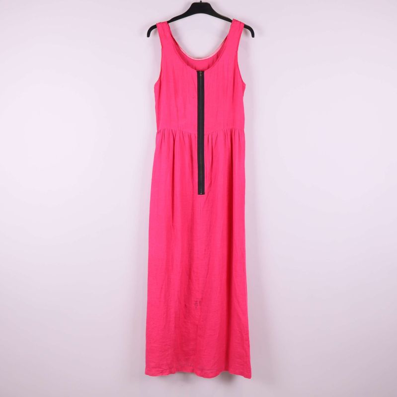 Baksida av lång rosa klänning med svart dragkedja