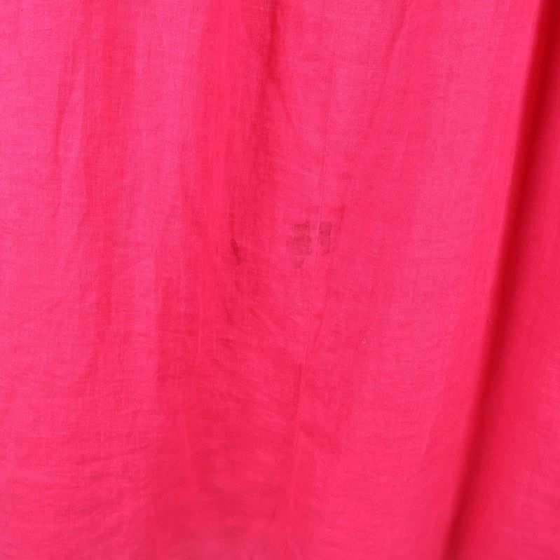 Närbild på fläck upptill på klänningens tyg