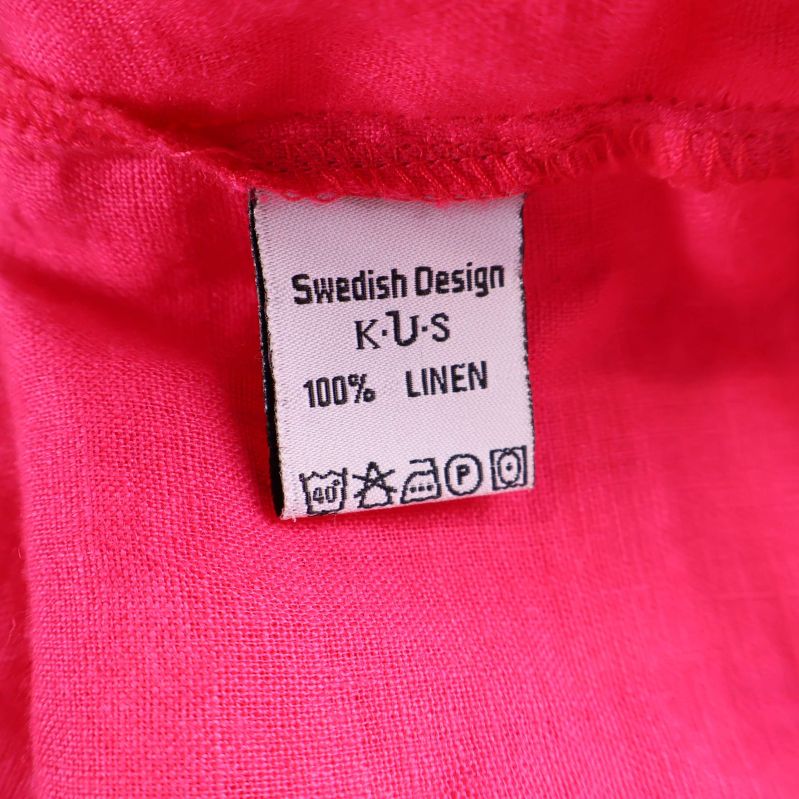 Materialetikett som visar 100% linne på insidan av klänningen