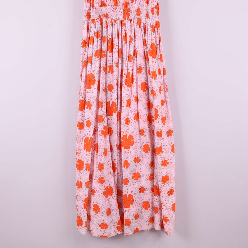 Nedre del av lång blommig klänning med veck