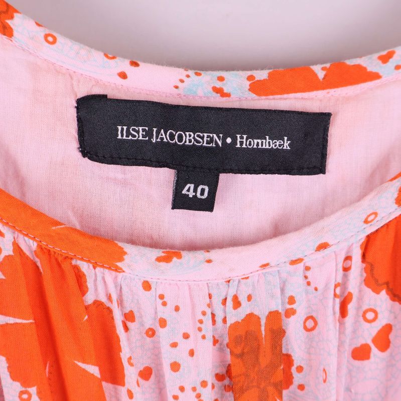 Närbild på Ilse Jacobsen etikett och storlek 40