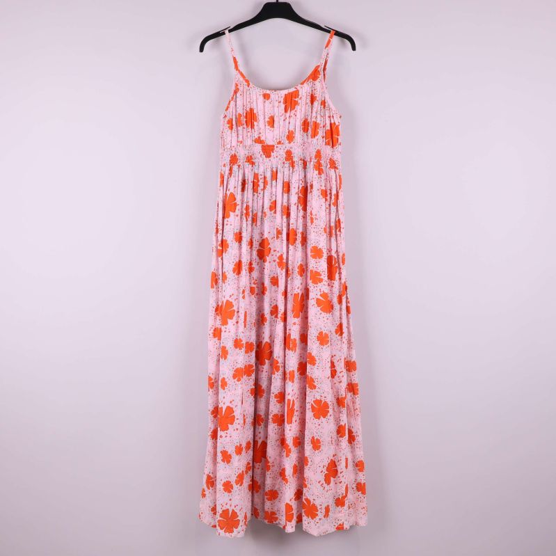 Maxiklänning med blommigt mönster sedd bakifrån på galge