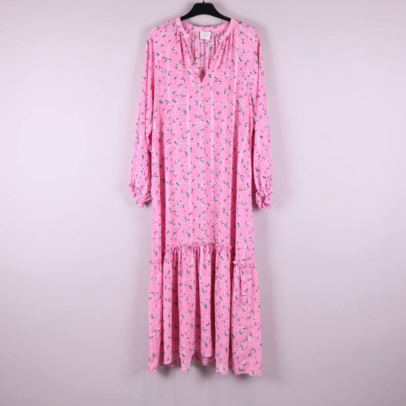 Lång rosa blommig klänning hängande på galge