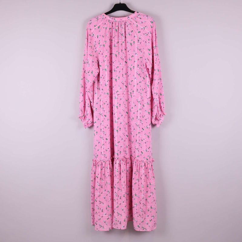 Baksida av rosa blommig långklänning på galge