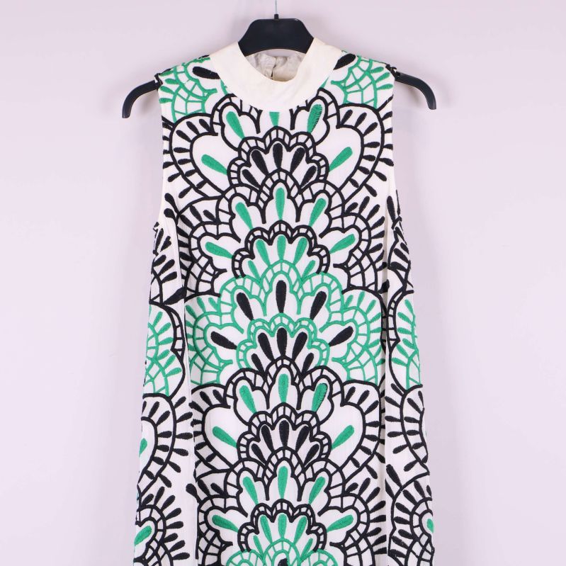 Närbild på klänningens övre del och halsringning