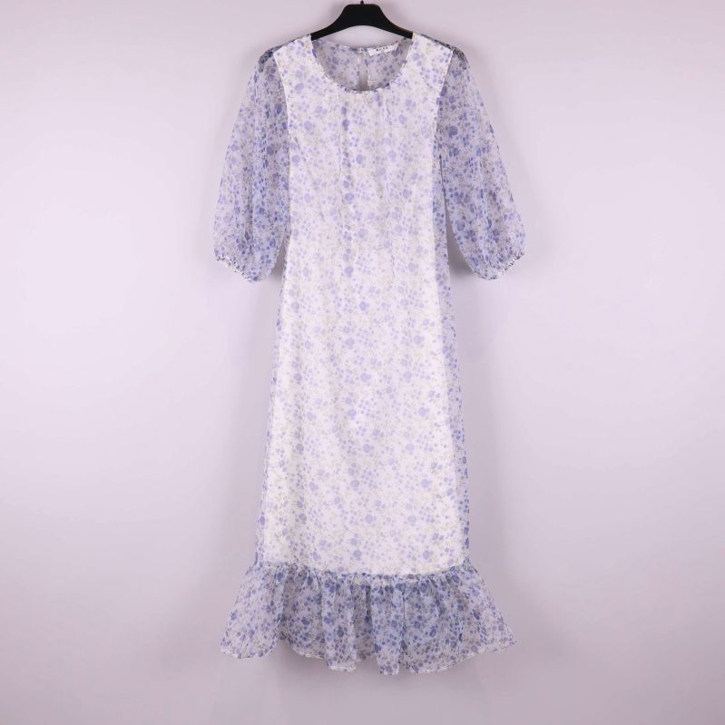 Lång klänning med blå blommönster och volang