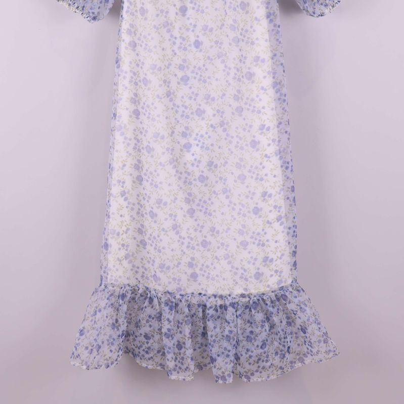 Volangdetalj nedtill på blommig klänning