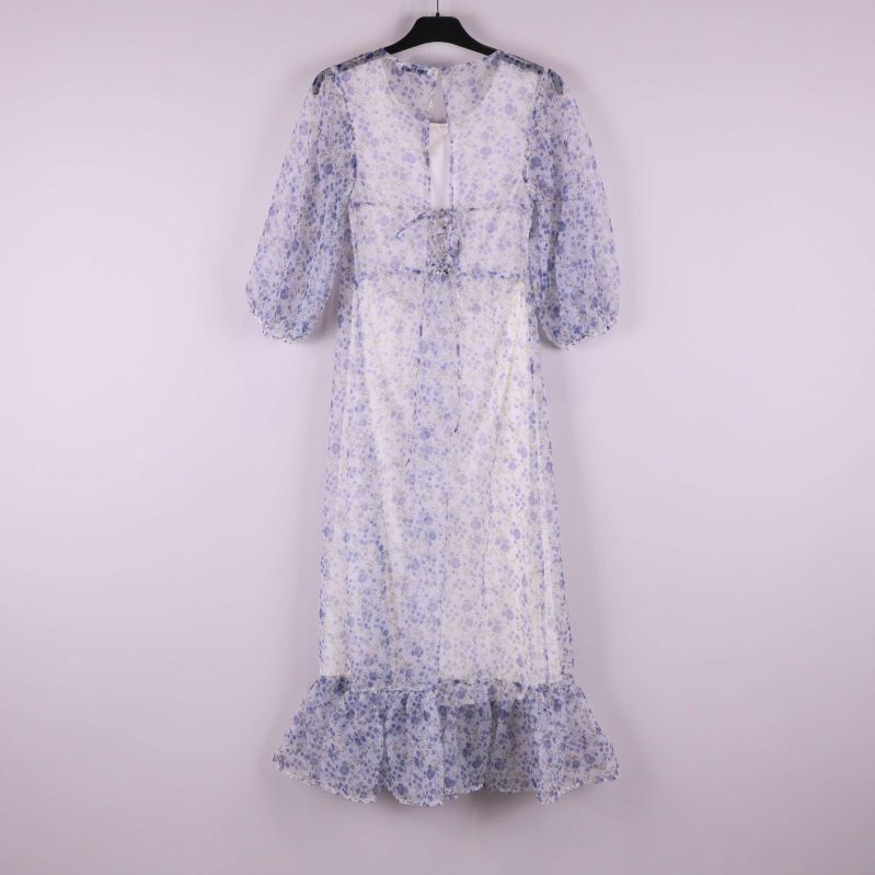 Klänning med blått blommönster sedd bakifrån