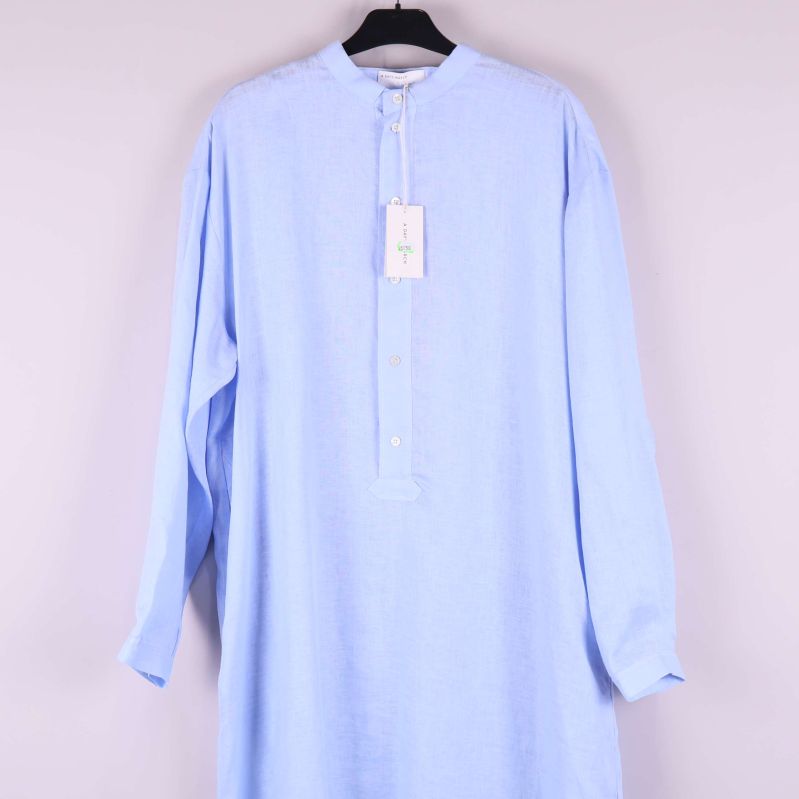 Närbild av skjortklänningens överdel med knappslå