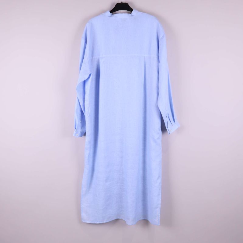 Ljusblå lång skjortklänning upphängd bakifrån