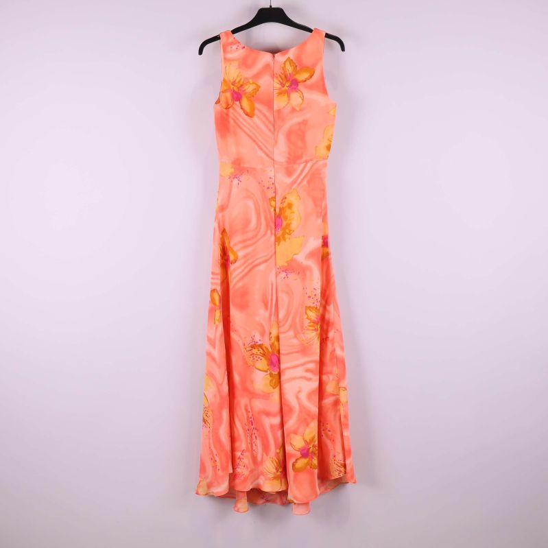 Baksida av lång klänning med dragkedja och blommigt tyg