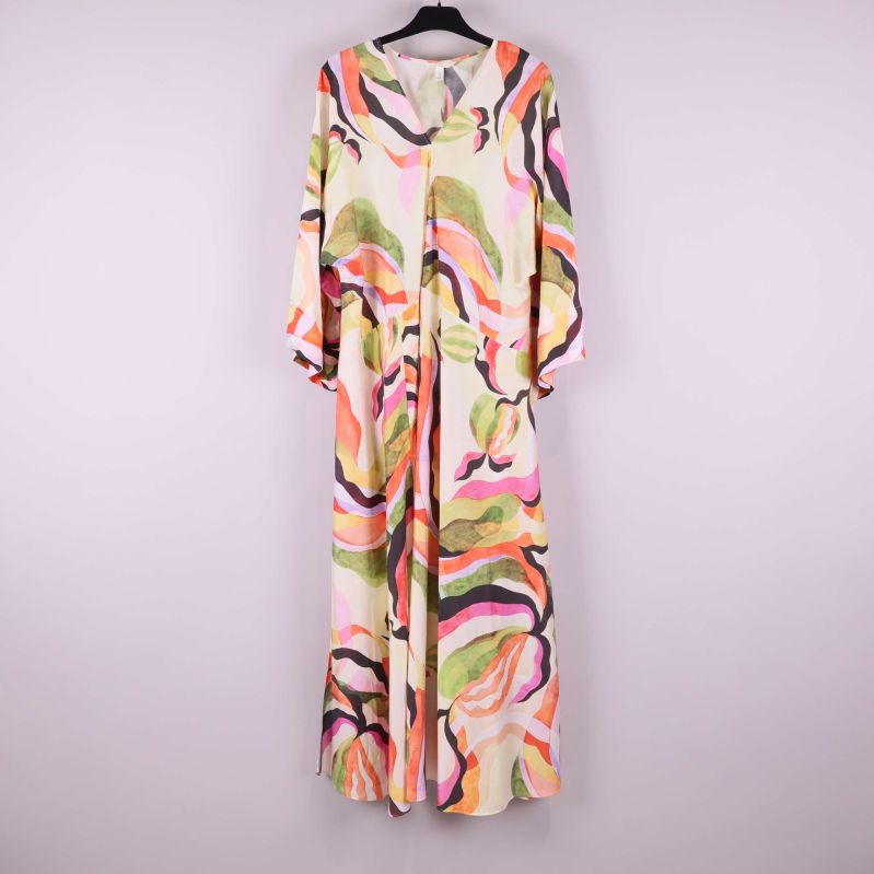 Långklänning i flerfärgat abstrakt mönster framifrån