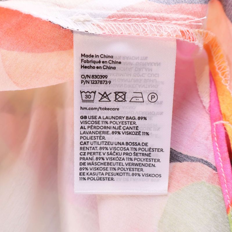 Materialetikett visar 85% viskos och 15% polyester