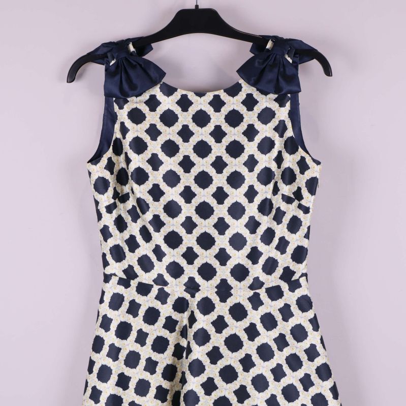 Överdel av klänning med tydliga rosetter och rutigt tyg