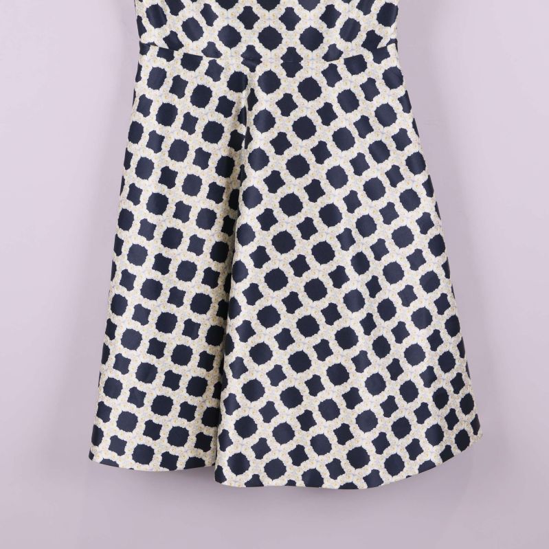 Nederdel av klänningen med utställd kjol i rutigt tyg