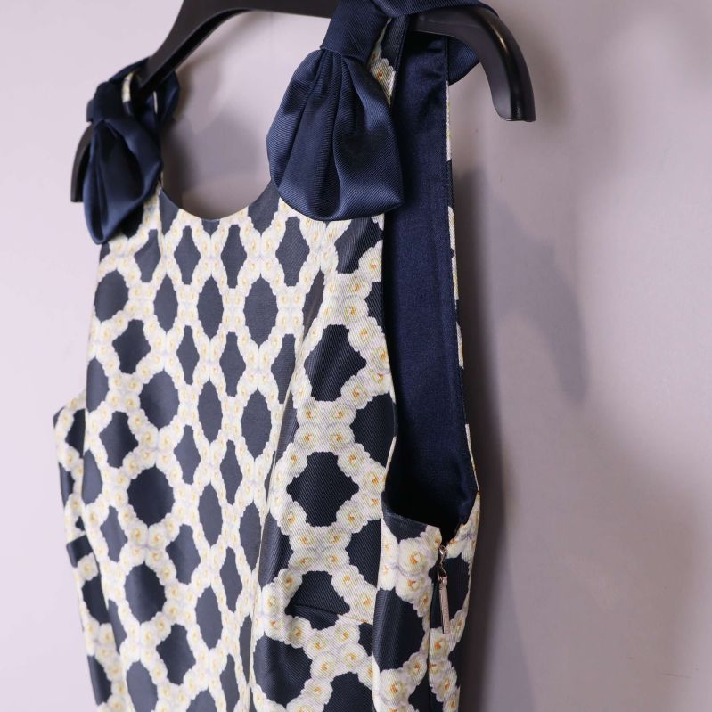 Sidoöversikt av klänningen med fokus på tyg och passform