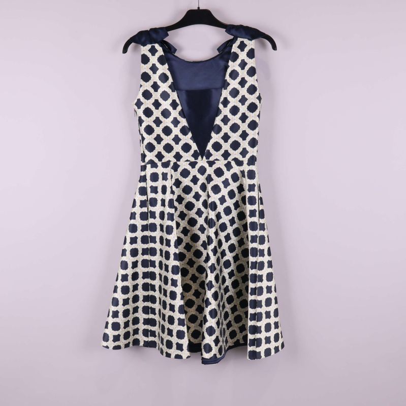 Baksidan av klänning som visar bred v-ringning