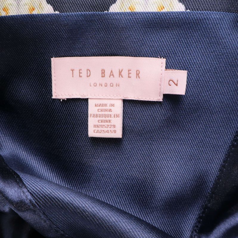 Närbild på Ted Baker London etikett och storlek 2