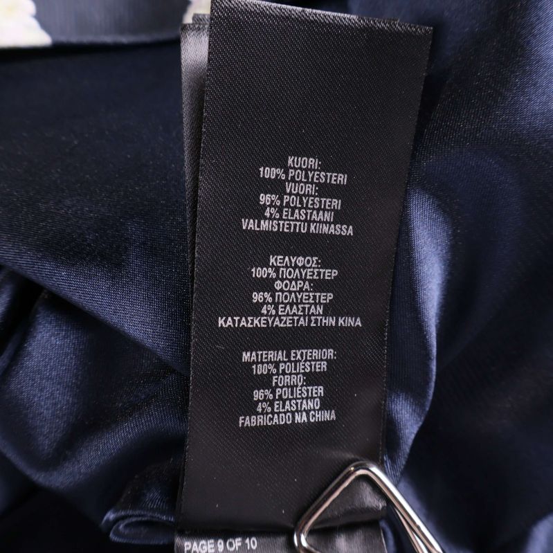 Materialetikett som visar 100% polyester yttertyg och foder