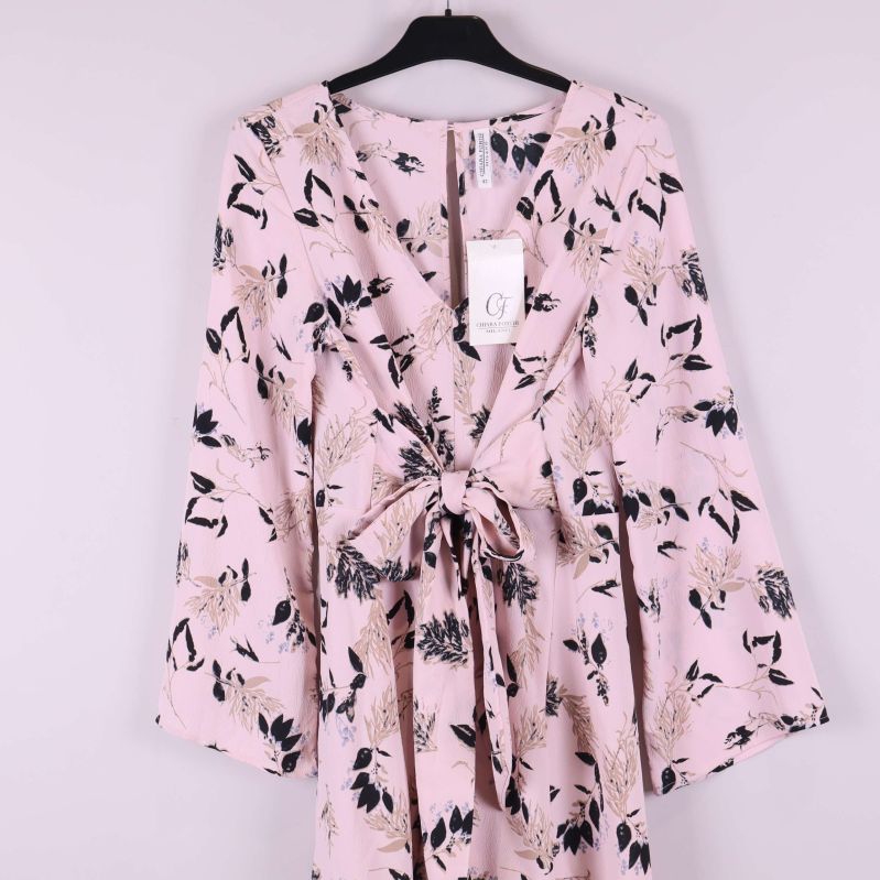 Närbild framsida blommig klänning och knytband