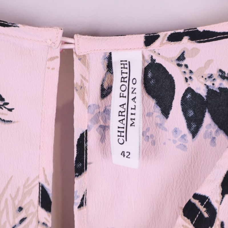 Etikett med varumärket Chiara Forthi i klänningen