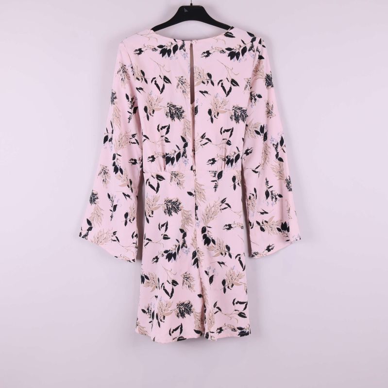 Baksidan av ljusrosa blommig klänning med dragkedja