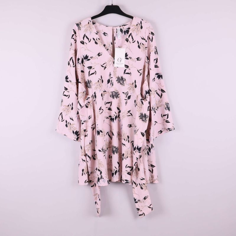 Klänning på galge med synligt långt knytband bak