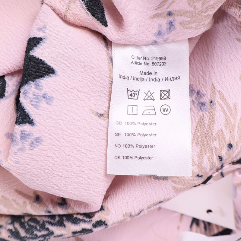 Materiallapp i klänningen visar 100% polyester