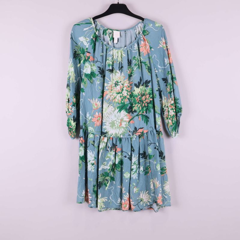 Kort blommig klänning med volang och trekvartsärm