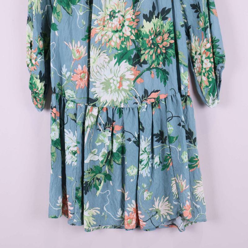 Volangdetaljer på blommig klänningens nederdel