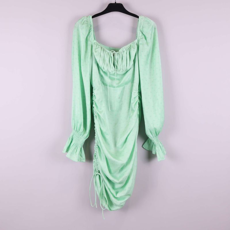 Ljus mintgrön klänning med långa ärmar och rynk framtill